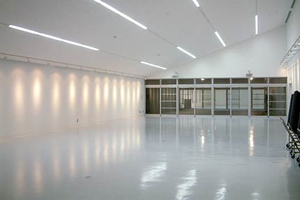 美術展示も可能な真っ白な多目的ホール１