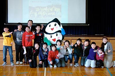 エコクラスの認定を受けた6年生と国定市長で記念撮影