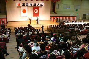 春の嵐に見舞われた三条市成人式、1,137人のはたちの節目を祝う