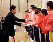 新潟アルビレックスBBの地元出身池田選手から選手一人ひとりに色紙