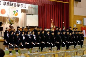 燕市内15小学校すべてで卒業式、804人が中学校へと巣立つ