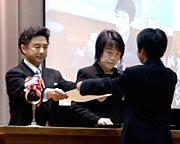 卒業生に卒業証書を手渡す小川校長