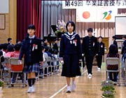退場する卒業生