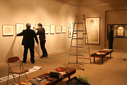 3月27日から燕市産業史料館で開かれる横山操デッサン展の展示作業