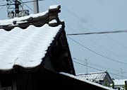 白く雪化粧した市街地の屋根