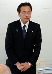 スケジュール変更について話し、理解を求める国定市長