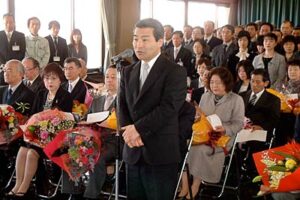 三条市の平成21年度退職者辞令交付式、謝辞を述べる長谷川総務部長