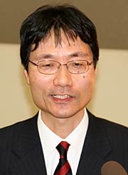 報道関係者の質問に答える鈴木氏