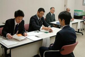 4日行われた燕市長選の立候補の届け出