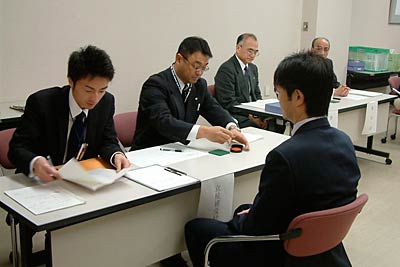 4日行われた燕市長選の立候補の届け出