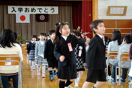にこにこ顔で退場する1年生