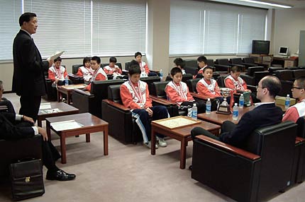 燕市長を表敬する全国ミニバス大会で準優勝した燕ミニバススポーツ少年団「燕ジュニアドラゴンズ」