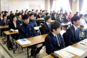 燕市の新規学卒就職者歓迎会、第二就職氷河期を象徴するように出席は昨年より50人近く少ない72人