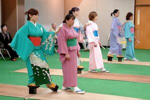 18日の第69回分水おいらん道中に向けておいらん役の練習に熱