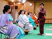 おいらん役を指導する花柳寿之柳さん