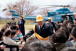 春の交通安全運動で県知事が県警ヘリで三条市・上林小を訪問