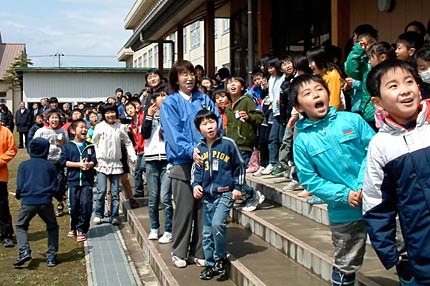 ヘリコプターを見つけて歓声を上げる上林小児童