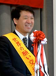 歓迎式典で交通安全講話を行う泉田知事