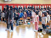 泉田知事に向かって交通安全を誓う児童