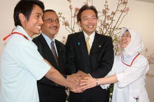 EPAで来日した外国人で初めて看護師国家試験に合格、三条市内病院に勤務するインドネシアからの2人を同国公使が激励