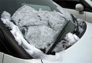 季節外れの大寒波で15日朝の三条市下田地区はうっすらと雪化粧