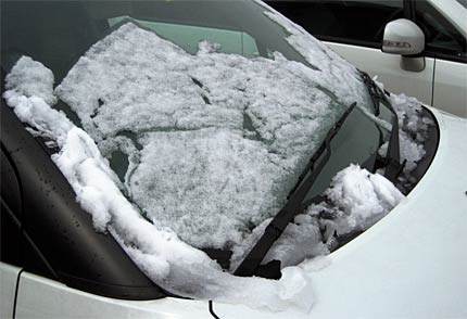 「しただブログ」に掲載された車のフロントガラスに積もった雪