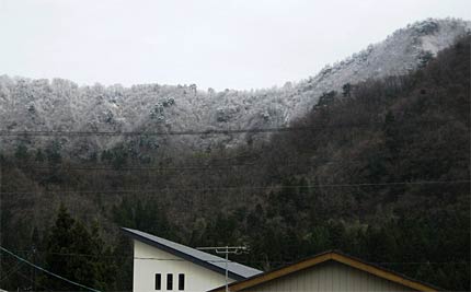 下田地区の山の尾根もうっすら雪化粧
