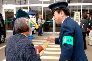 三条市女性が約300万円の被害を受けたことから振り込め詐欺未然防止を呼びかける緊急街頭広報活動