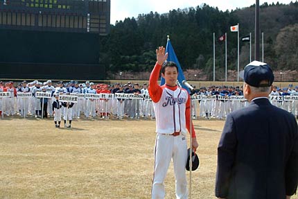 選手宣誓を行う共和工業(株)の坂田主将