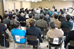 三条市役所で行われた市議選立候補届出の受け付け