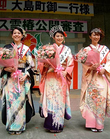 左からミス雪椿の捧さん、ミス雪椿クイーンの田島さん、ミス雪椿の幸田さん