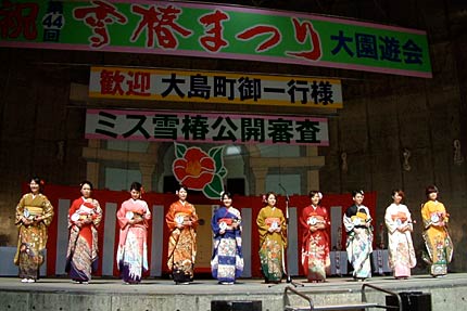 審査結果の発表を待つミス候補10人