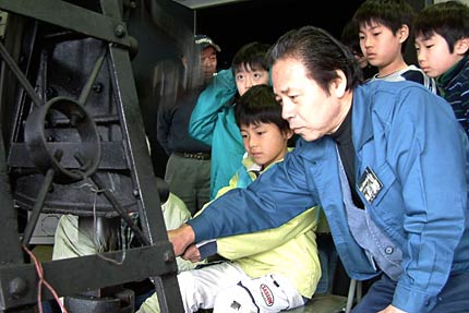 燕三条JCの寺子屋つばさ事業「ぼくらの“トム・ソーヤの冒険”~手作りいかだで川下り」がスタート、小刀和釘づくりを体験する小学生