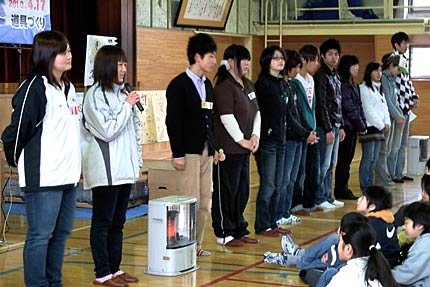 事業を手伝うボランティアの学生