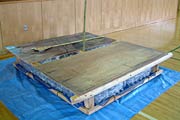 子どもたちがこれからペットボトルと木を使って作るついかだの試作品