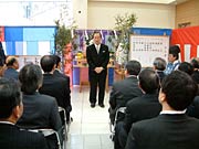 竣工式であいさつする杉野理事長