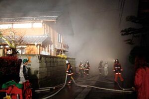燕市分水地区で住宅など3棟全半焼、焼け跡から遺体