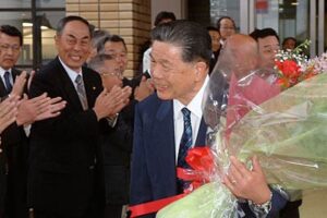 退任式を終わって職員の拍手に包まれて退庁する小林燕市長