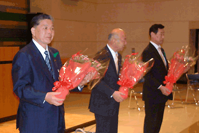左から小林市長、金子副市長、解良教育長