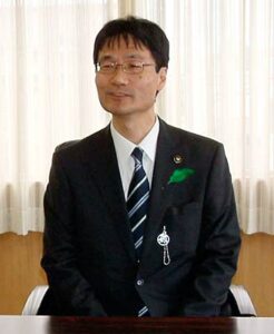 鈴木力新燕市長が初登庁し、新体制での市政運営をスタート