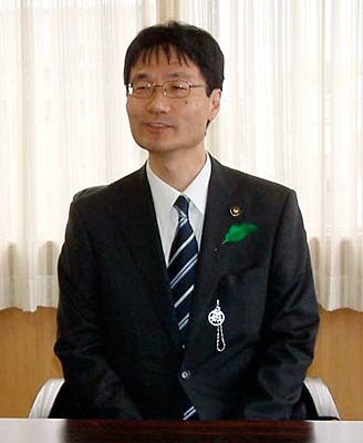 燕市長のいすに座る鈴木市長
