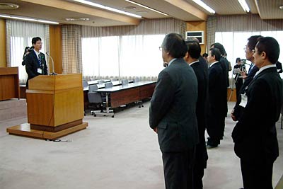 職員に訓示を行う鈴木市長