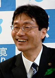 記者会見は笑顔を見せる鈴木市長