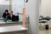 カウンターと、となりに2つの相談室