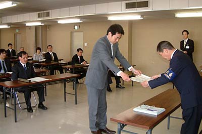 三条市議選当選者に当選証書の付与