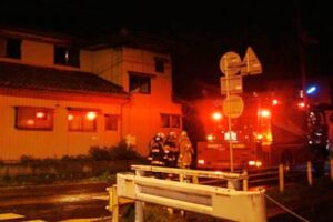 燕市小池新町地内の火災現場
