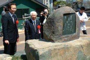 五十嵐川右岸に建立された植栽記念碑
