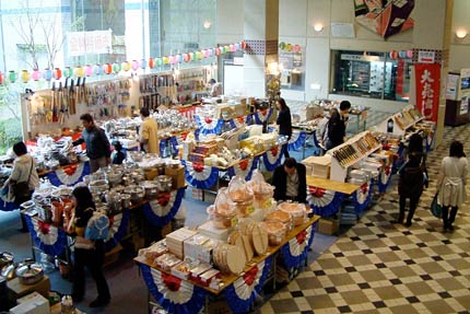 5月1日から5日までゴールデンウイークフェアを開く燕三条地場産業振興センターで一足早く4月29日に始まった金物特価市