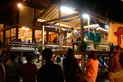 28日夜、三条市・神明宮で行われた春祭り宵宮の太々神楽の奉納