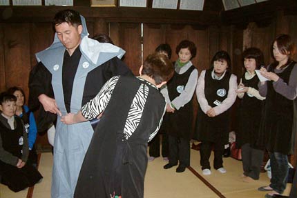 三条まつりの大名行列参加者の着付けを練習するボランティア